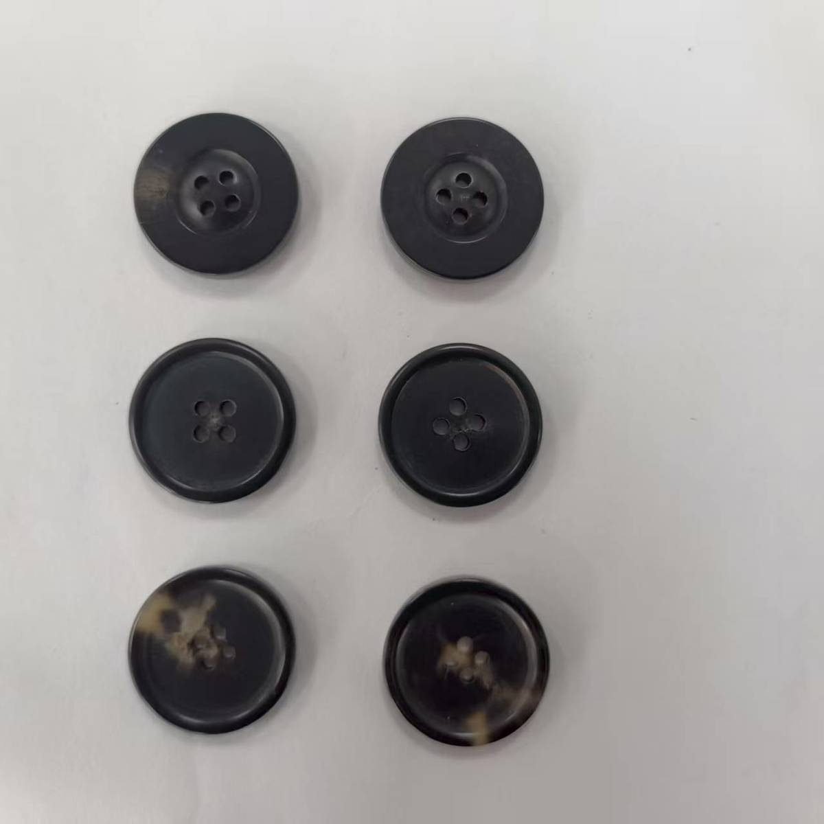 天然水牛角ボタンの製品写真